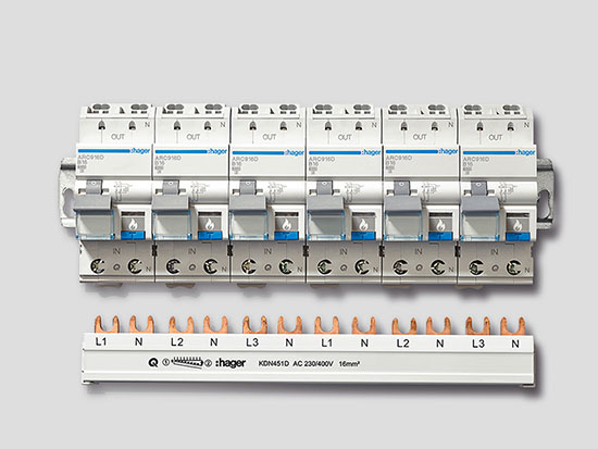 Phasenschiene KDN450D mit 12 Modulen für sechs Endstromkreisen mit sechs Fehlerlichtbogen-Schutzschalter